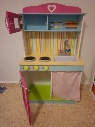 Cocinita de juguete rosa y azul