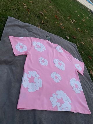 Camiseta Denim Tears Rosa Flores Blancas