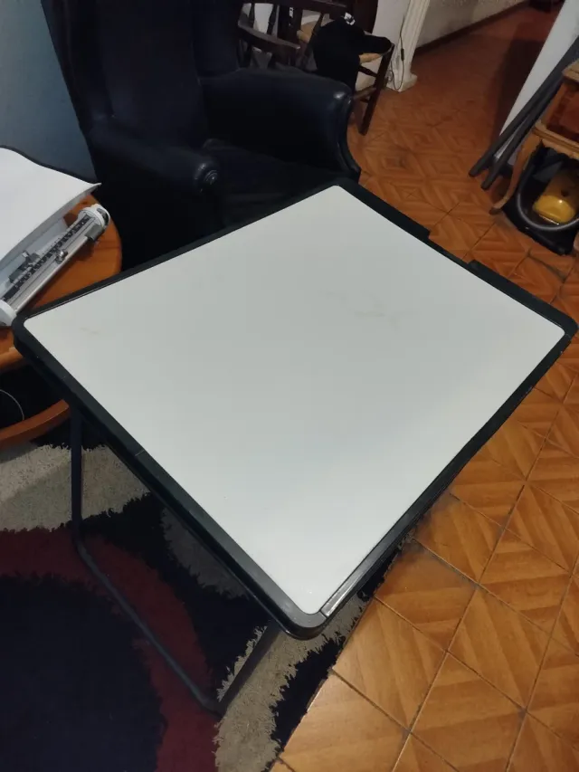 Mesa plegable exterior negra y blanca