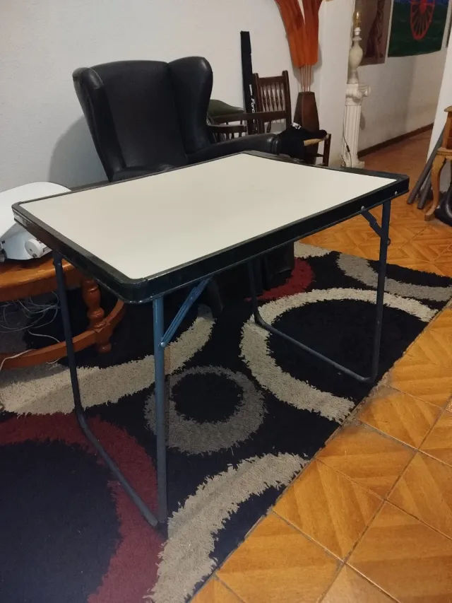 Mesa plegable exterior negra y blanca