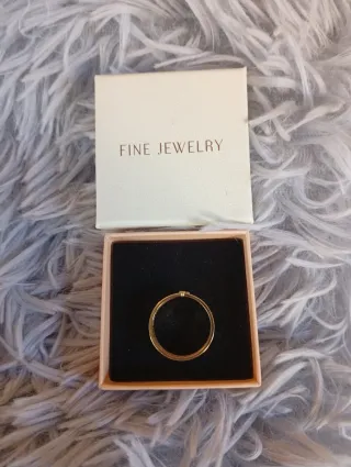 Anillo dorado con detalles brillantes