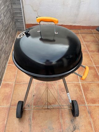 Barbecue nero con dettagli arancioni