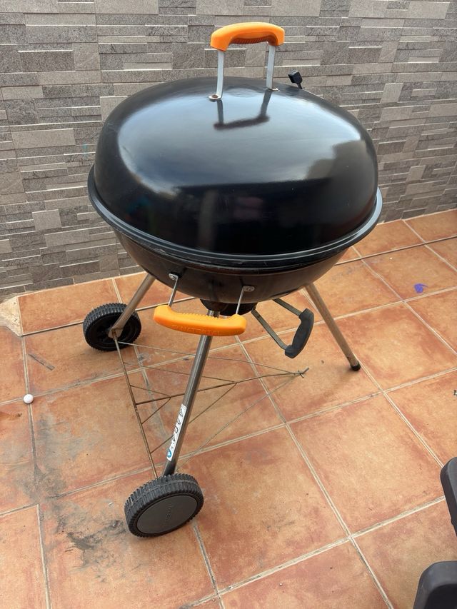 Barbecue nero con dettagli arancioni