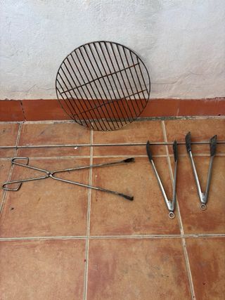 Barbecue nero con dettagli arancioni