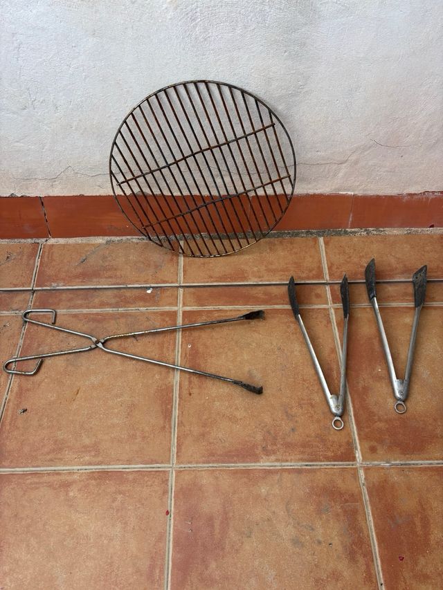 Barbecue nero con dettagli arancioni