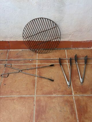 Barbecue nero con dettagli arancioni