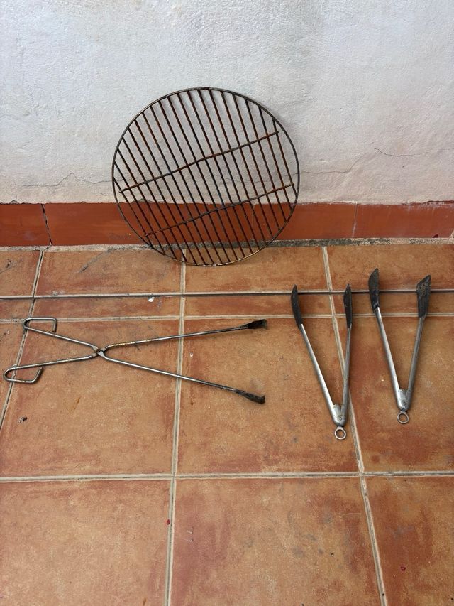 Barbecue nero con dettagli arancioni