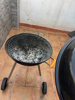 Barbecue nero con dettagli arancioni