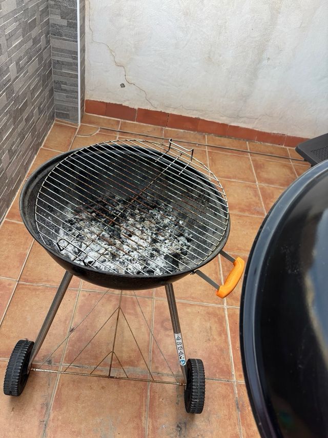 Barbecue nero con dettagli arancioni