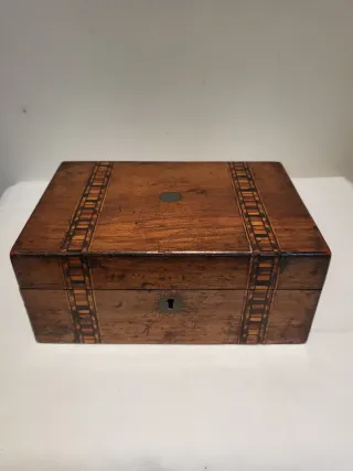 Antiguo joyero victoriano de madera