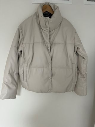 Abrigo efecto piel crema corte oversize un uso