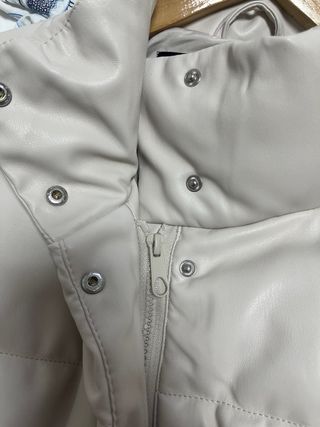 Abrigo efecto piel crema corte oversize un uso