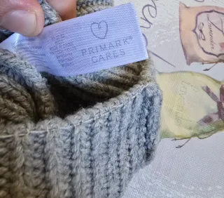 Gorro de invierno Primark gris con pompón