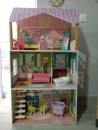 Casita de muñecas de madera