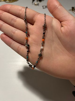 Collar plateado con abalorios y dijes