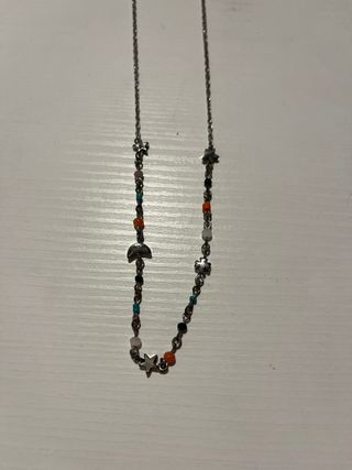 Collar plateado con abalorios y dijes