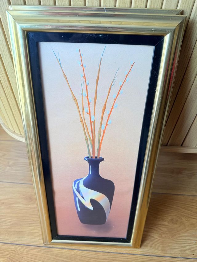 Cuadro decorativo con marco dorado