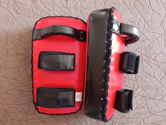 Paos de boxeo rojos y negros