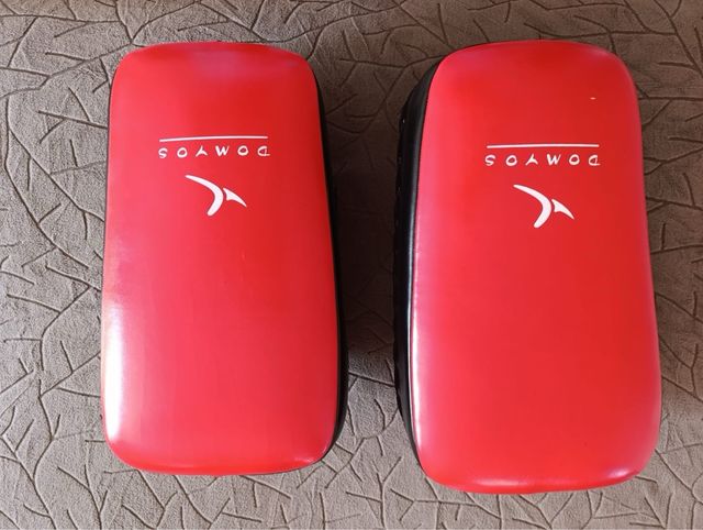 Paos de boxeo rojos y negros