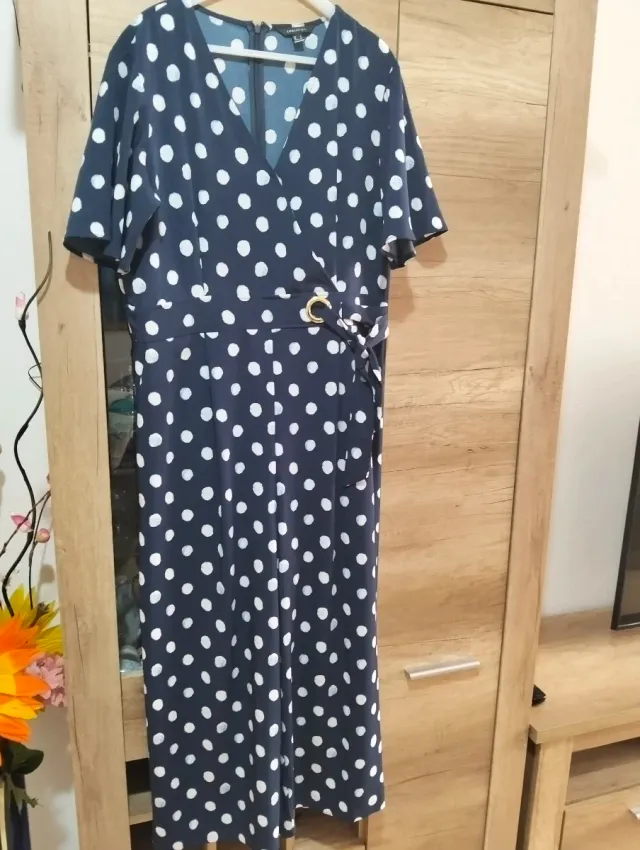 Mono azul con lunares blancos y detalle dorado