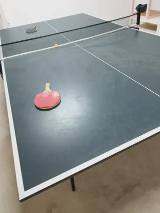 Mesa de Ping-Pong con Palas y Pelota