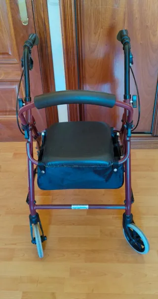 Andador mediano plegable y regulable en altura