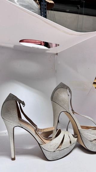 Zapatos de fiesta dorados y plateados