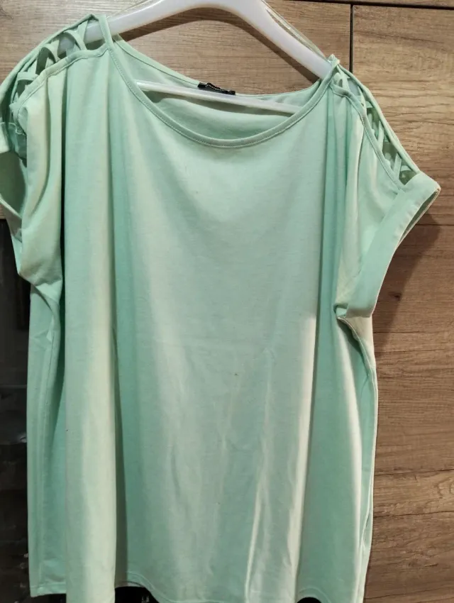 Camiseta verde con tiras en hombros