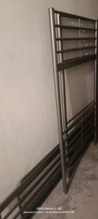 Letto a castello SVARTA IKEA in metallo grigio.
