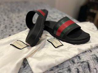 Sandalias Gucci Negras con Rayas Verdes y Rojas