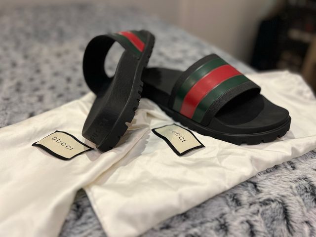 Sandalias Gucci Negras con Rayas Verdes y Rojas