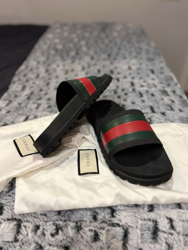 Sandalias Gucci Negras con Rayas Verdes y Rojas
