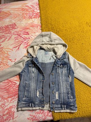 Chaqueta tejana con capucha gris