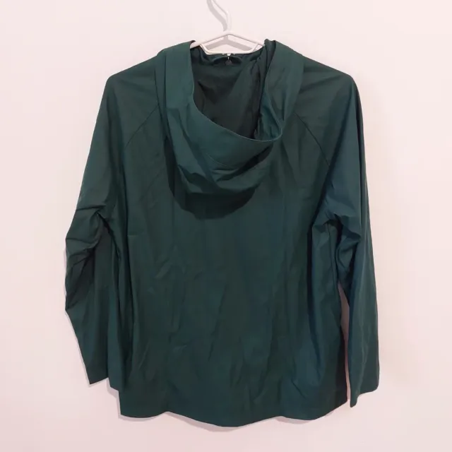 Parka impermeable verde con capucha..ZARA .