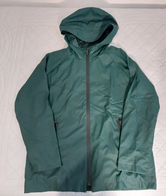 Parka impermeable verde con capucha..ZARA .