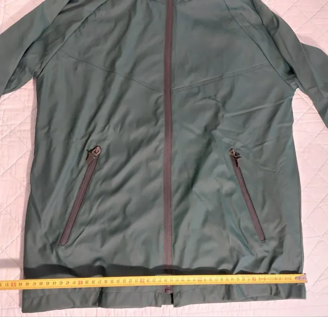 Parka impermeable verde con capucha..ZARA .