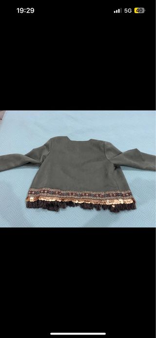 Chaqueta verde ante con flecos y lentejuelas