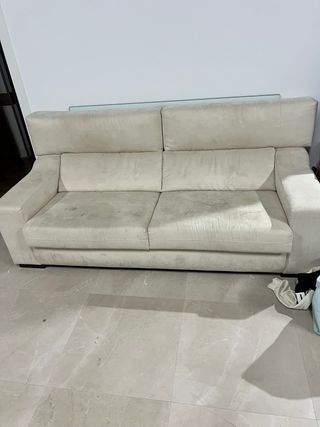 Sofá de tela beige