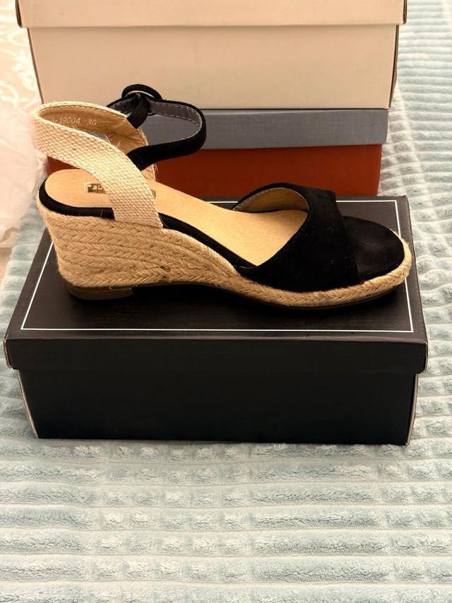 Sandalias esparto ante negro con pulsera