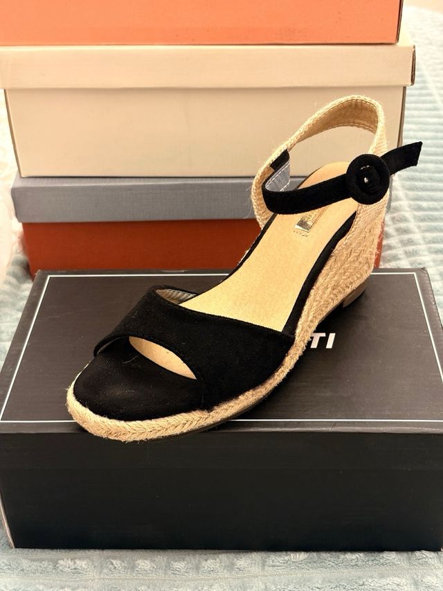 Sandalias esparto ante negro con pulsera