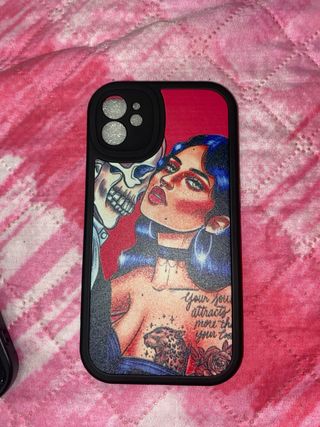 Cover per iPhone11 con disegno teschio e donna