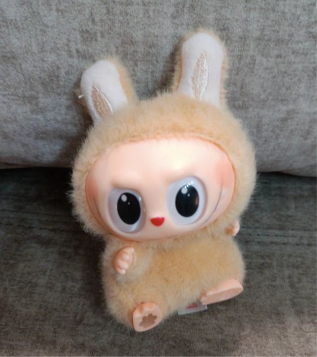Labubu marrón peluche