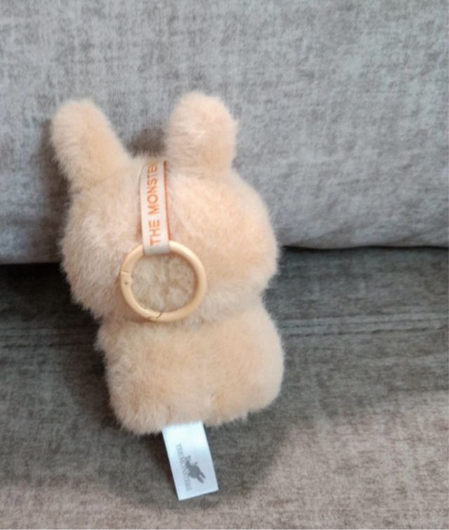 Labubu marrón peluche