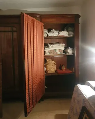 Armario antiguo 3 cuerpos madera y tela rosa