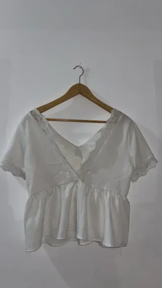 Blusa blanca con encaje