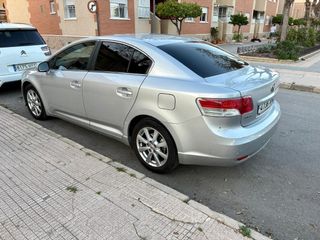 Toyota Avensis, año 2010 con 180mil km