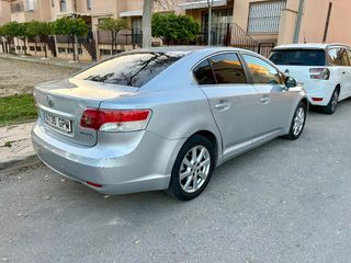 Toyota Avensis, año 2010 con 180mil km