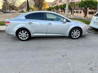 Toyota Avensis, año 2010 con 180mil km