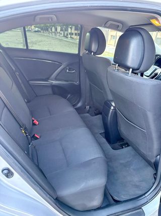 Toyota Avensis, año 2010 con 180mil km