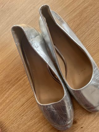 Zapatos de tacón plateados